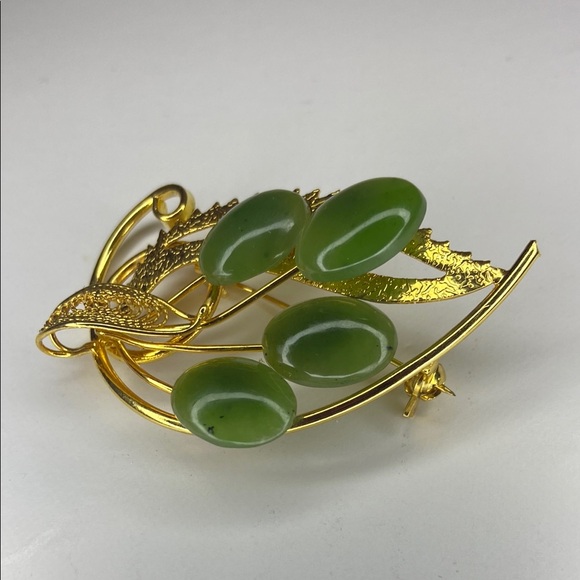 Vintage Green Jade and Gold Tone  Leaf Brooch - Picture 2 of 5